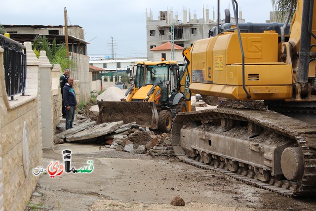  كوبي الون مديرعام  بلدية كفرقاسم يُشرف على تعبيد شوارع وأزقة الحي الشرقي والسكان  واخير في حدا سال عنا كنا انفكر انه احنا من اورانيت  